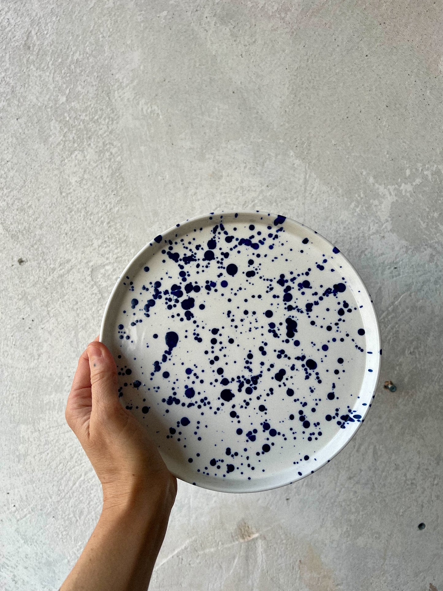 Talerz nakrapiany granatowy | MARE | 21 cm